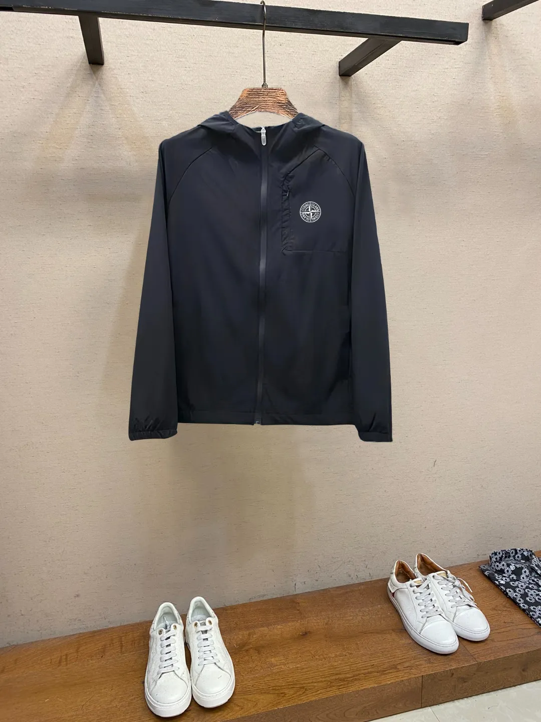 P290 Stone Island sun protection jacket, a cool and popular thin jacket made of super soft fabric. Fashionable urban versatile style, a must-have item in summer, quick-drying clothes, quick dehydration and drying after washing, the upper body is breathable and fashionable and beautiful. The specially supplied fabrics are all polyester fiber fabrics imported from the UK. They have a light luster, unique texture, soft and smooth feel, and excellent details. It is not a product that can be compared with ordinary fabrics. Customized original logo hardware and accessories design! The details are very good. Give outdoor users a full experience and complete protection, bringing us closer to the challenges of nature, sun protection fabrics! A must-have item for trendy men and trendy women, highly recommended! Size:Size:S-XL